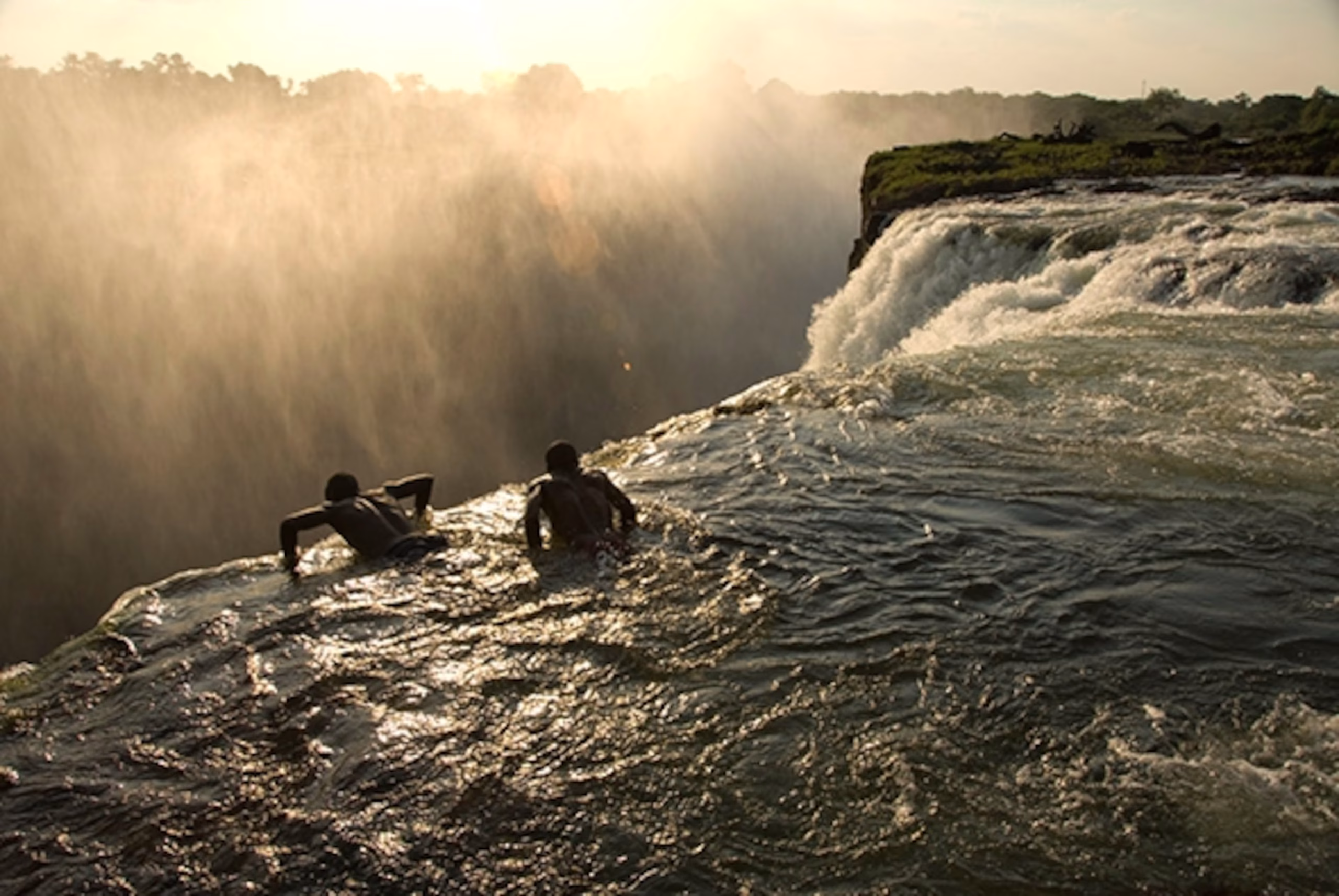victoria-falls-pool-edge